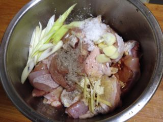 3、麻辣仔鸡,鸡块入盆 ，加入葱、一半的姜和一半的蒜片，入椒盐、生抽、老抽、白糖、白胡椒粉和料酒