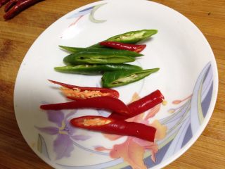 6、麻辣仔鸡,鲜辣椒斜切成段
