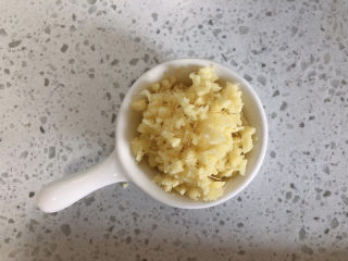 1、香菇滑鸡粥,姜切成末。