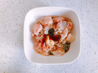 5、香菇滑鸡粥,鸡肉加胡椒粉，生粉，料酒，生抽。