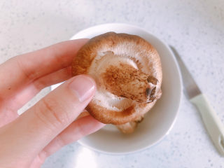 7、香菇滑鸡粥,香菇去蒂。