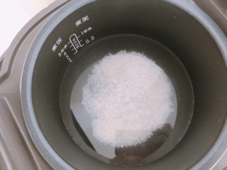 11、香菇滑鸡粥,加入清水。