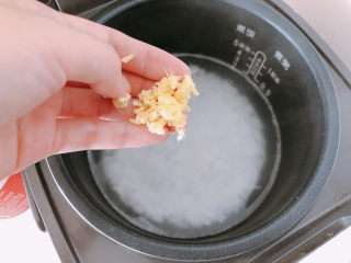 12、香菇滑鸡粥,加入姜末。