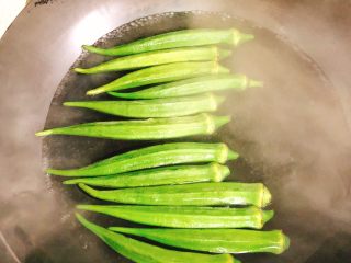 2、蒜香剁椒黄秋葵-下饭菜,锅里水烧开，倒入秋葵焯2分钟。