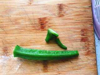 4、蒜香剁椒黄秋葵-下饭菜,将秋葵头尾切去。