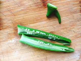 5、蒜香剁椒黄秋葵-下饭菜,再对半切开。