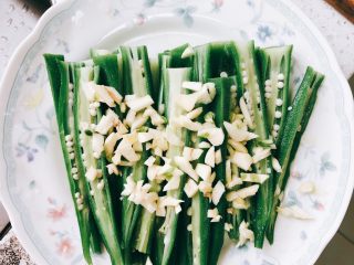 6、蒜香剁椒黄秋葵-下饭菜,全部切好装盘，蒜头切碎，铺到秋葵上。