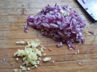 4、茄汁螺旋意面,煮意面的时候，准备酱料，将洋葱，生姜切丁