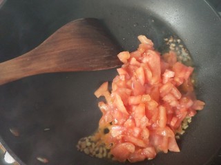 8、茄汁螺旋意面,倒入番茄，翻炒。