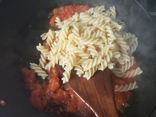 11、茄汁螺旋意面,意面煮15分钟左右，用筷子可以轻松夹断（没有硬芯），就煮好了，将意面捞出倒入锅中，放入适量的盐翻炒。