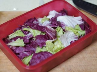 2、日常健身餐减肥餐营养便当,蔬菜清洗，撕成小片，沥干水份。铺在最下面。