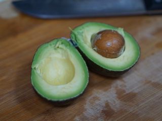 7、日常健身餐减肥餐营养便当,另外我们还需要一些优质的少量脂肪。牛油果，还有坚果都是不错的选择。我用了半个牛油果。牛油果皮是黑的，才是熟透的。第二天中午可能有点氧化。