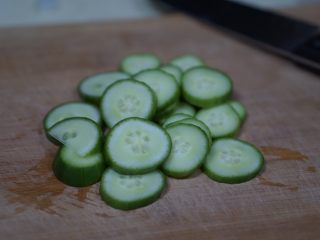 8、日常健身餐减肥餐营养便当,再来些锦上添花的东西。靠底菜那些东西，我们肯定是吃不饱，也不太好吃。这时候，需要多一点花样。增加一些蔬果，比如黄瓜，圣女果，樱桃萝卜。