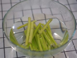 9、日常健身餐减肥餐营养便当,芦笋也是一个很好的选择。而且膳食纤维丰富。不过我也经常用秋葵代替芦笋，或者两者皆有。这类蔬菜最好绰熟，我个小窍门，前面准备煮鱼的时候，烧水多一些，水沸后，舀出来一些，把芦笋和秋葵丢进去，很快就好。