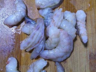 1、菠萝虾球,虾仁去沙线，洗净备用