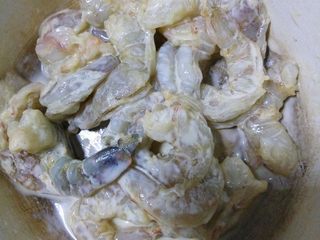 2、菠萝虾球,虾仁加少许鸡粉，抓匀后挂少许淀粉。我个人喜欢吃薄芡的，没用炸粉和蛋清之类的，炸出来不是天妇罗那种效果