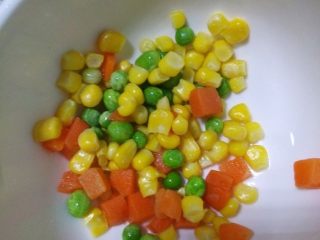 3、菠萝虾球,什锦菜焯水备用。没有什锦菜的话，就准备青豆、胡萝卜丁、玉米粒即可