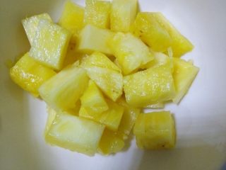 4、菠萝虾球,泡过盐水的菠萝切小块