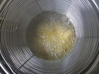 5、菠萝虾球,油温五六成热，炸虾仁到八成熟即可