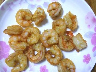 6、菠萝虾球,用吸油纸吸去多余的油