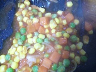 7、菠萝虾球,热锅热油，爆香葱花后下番茄酱、盐、糖炒匀