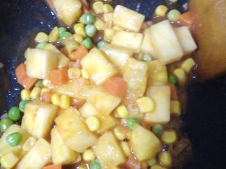 8、菠萝虾球,下什锦菜和菠萝翻炒几下