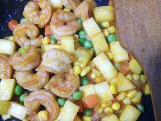 9、菠萝虾球,入虾肉，翻炒几下出锅。也可以用水淀粉勾芡，我用的番茄酱，觉得粘稠度够了，就省了勾芡了。