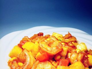 12、菠萝虾球,用番茄酱和番茄沙司都可以。但是都有一定咸度，盐不要放多了