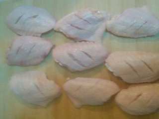 1、三汁闷锅(黄记煌),先腌制鸡翅，鸡翅用刀划几个口子。