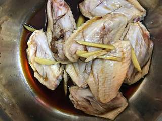 2、三汁闷锅(黄记煌),加盐，料酒，生抽，姜腌制半天。