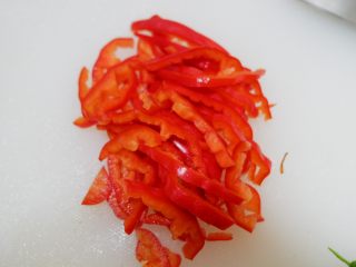 4、三汁闷锅(黄记煌),红椒切丝