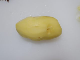 6、三汁闷锅(黄记煌),土豆削去外皮洗净。