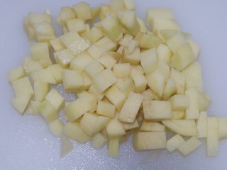 7、三汁闷锅(黄记煌),切成小粒。