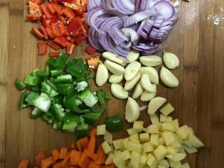 9、三汁闷锅(黄记煌),蒜剥皮整颗备用