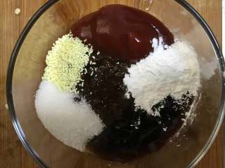 11、三汁闷锅(黄记煌),调酱汁，蚝油1勺，番茄酱1勺，海天黄豆酱1勺，海鲜酱油1勺，糖瓣勺，鸡精半勺，淀粉1勺