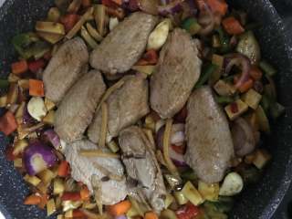 13、三汁闷锅(黄记煌),将所有蔬菜平铺在锅底，鸡翅摆在蔬菜上面。放胡椒，辣椒油。盖锅盖焖12分钟。记得用小火