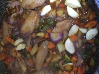 14、三汁闷锅(黄记煌),12分钟后加酱料继续焖十分钟就可以吃。