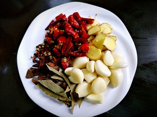 3、啤酒鸭,准备辅料:姜切片、蒜去皮、干辣椒切段、花椒洗净、八角香叶桂皮掰碎。