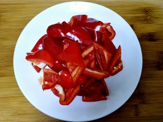 4、啤酒鸭,红肉椒切块。