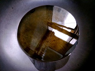 6、啤酒鸭,热锅烧油。