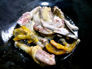 8、啤酒鸭,再放翅膀等大块的肉肉翻炒。