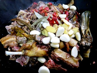 10、啤酒鸭,鸭肉爆炒至肉缩紧出骨下辅料翻炒。