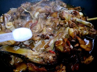 12、啤酒鸭,加入适量盐巴。