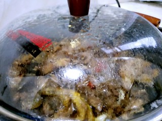 13、啤酒鸭,盖上盖小火慢炖1小时。