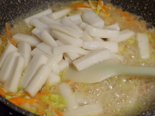 9、韩式辣炒年糕,倒入年糕