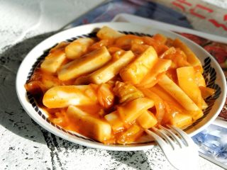 13、韩式辣炒年糕,最后撒上少许盐，白芝麻，开中火收汤即可