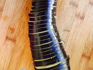 2、蓑衣茄子????,翻过背面横切，别切断