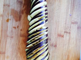 3、蓑衣茄子????,切好了，拉开如图