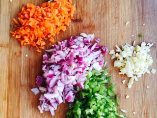 4、蓑衣茄子????,所有材料切成末备用