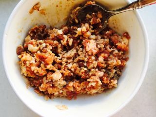 5、蓑衣茄子????,羊肉馅儿加入料酒，生抽，花椒泡的水搅拌均匀，花椒水将肉馅儿打稀